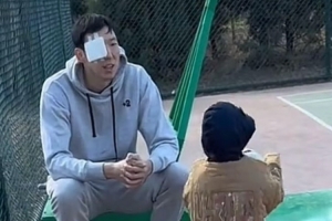 顾家好男人！记者晒出周琦手术后回归家庭带娃照片