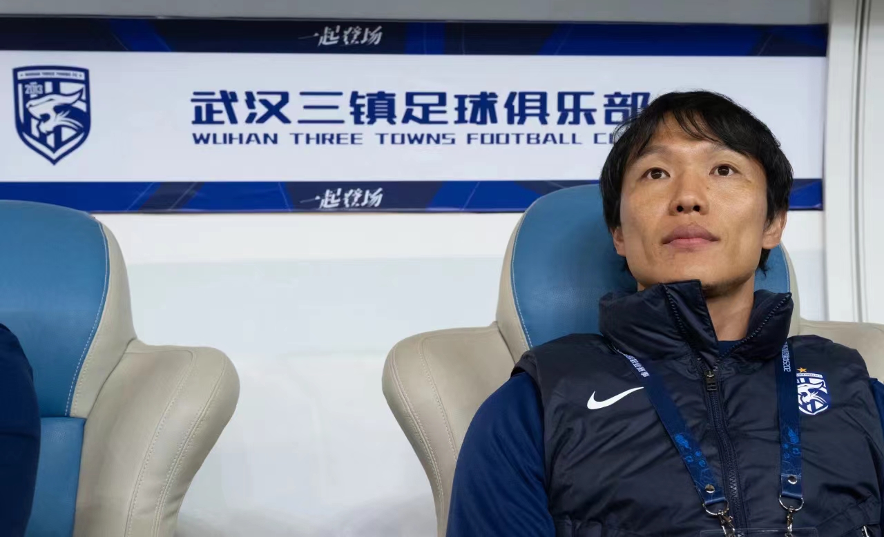 足球报：邓卓翔将继续带队三镇，俱乐部正抓紧解决转会禁令