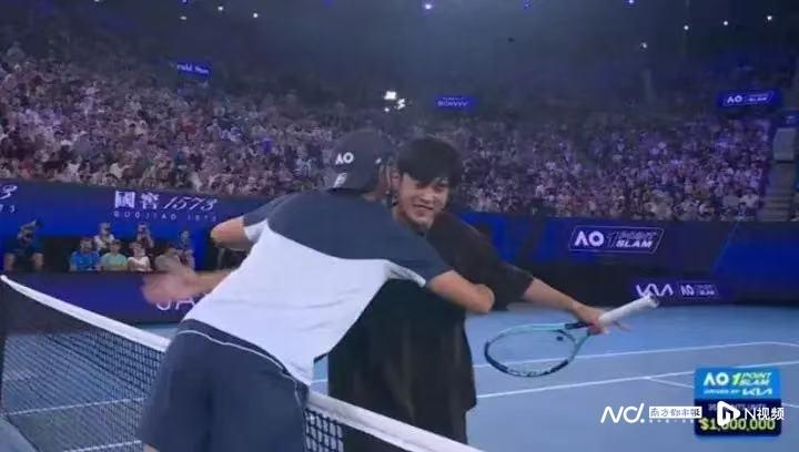 IM电竞在线体育-周杰伦澳网首秀遭遇“一轮游”，全程“罚站”没碰到球